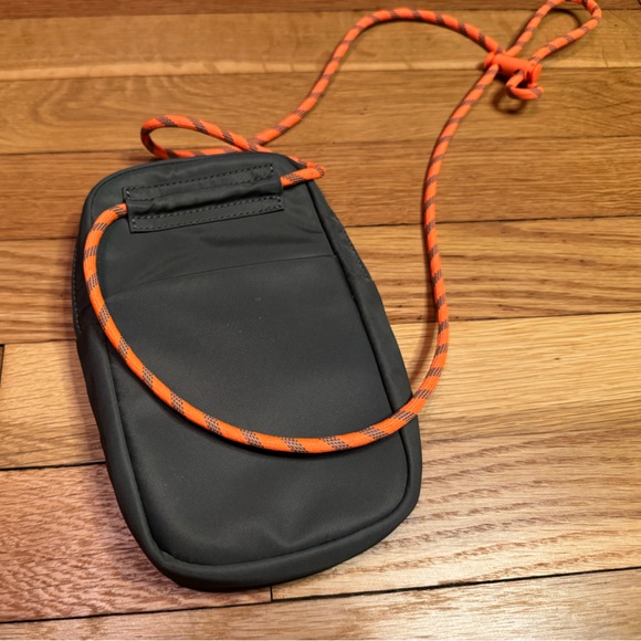 Lululemon “Take it on” Crossbody pouch - Picture 3 of 5